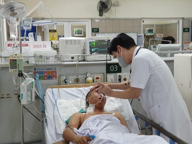 Bác sĩ thăm khám cho một bệnh nhân ngộ độc methanol. (Ảnh: Vietnam+).
