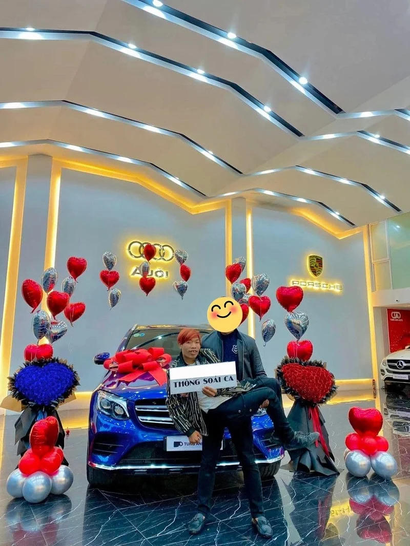 Thông Soái Ca đi nhận xe tại Showroom sau 1 tháng làm TikTok.