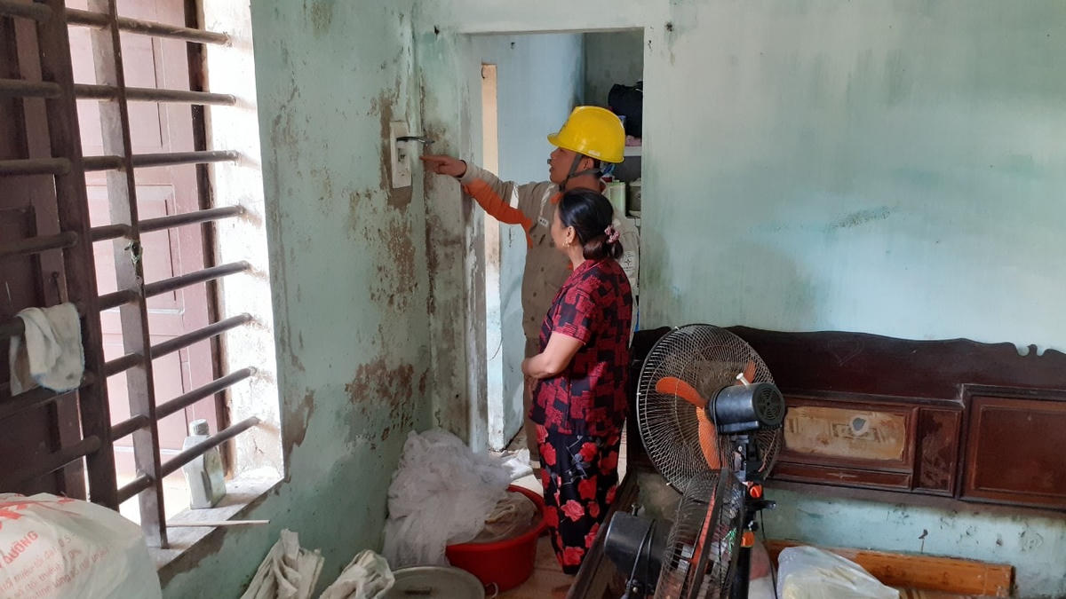 Công nhân Điện lực Thạch Hà đến thăm hỏi và hướng dẫn bà con.