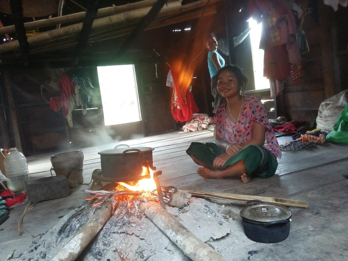 Bếp lửa của người Ma Coong (dân tộc Bru Vân Kiều) luôn được giữ ấm trong ngôi nhà sàn của mình.