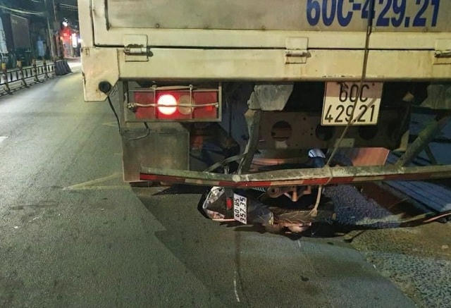 Hiện trường vụ tai nạn trên đường Nguyễn Ái Quốc khiến một nam thanh niên nguy kịch.  