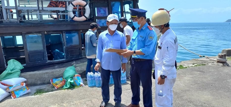 Lực lượng chức năng giải thích về việc vận chuyển hành khách ra đảo Cù Lao Chàm.