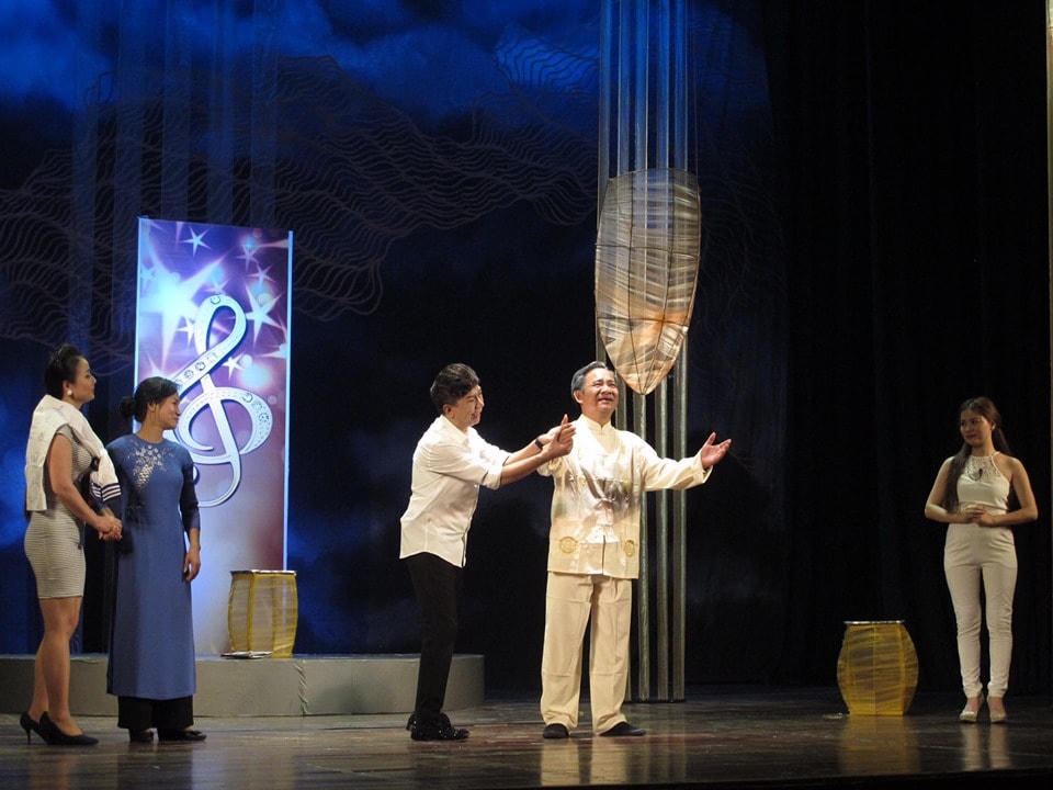 Cảnh trong vở diễn "Dưới ánh đèn".