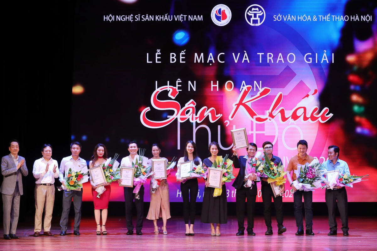 Trao HCB cho các nghệ sĩ xuất sắc.