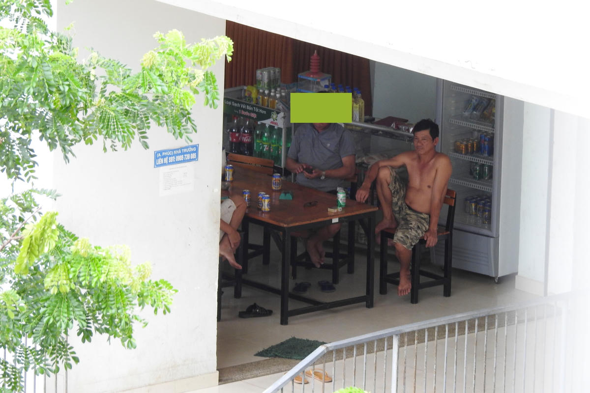 Ông Phúc luôn ở trần, không đeo khẩu trang tại không gian công cộng của tòa nhà chung cư do ông làm nhà trưởng.