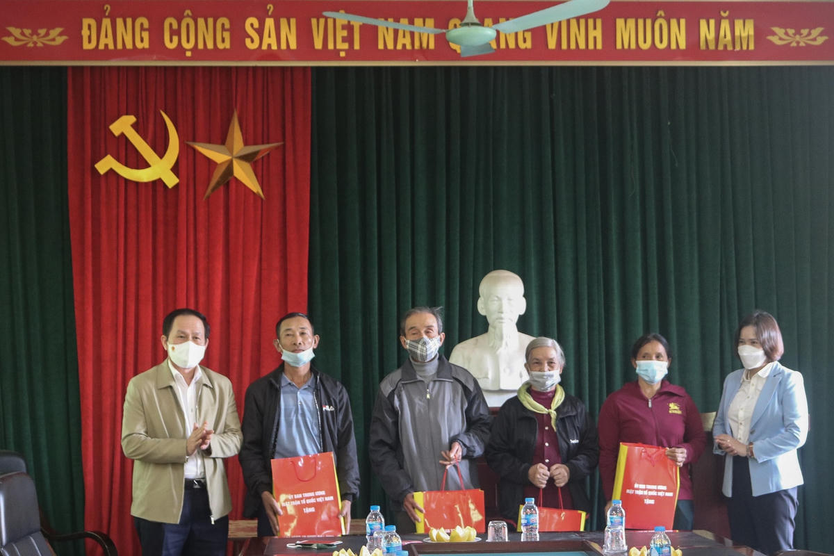 Phó Chủ tịch - Tổng Thư ký Lê Tiến Châu trao quà cho các gia đình chính sách, hộ nghèo trên địa bàn huyện Kim Động.