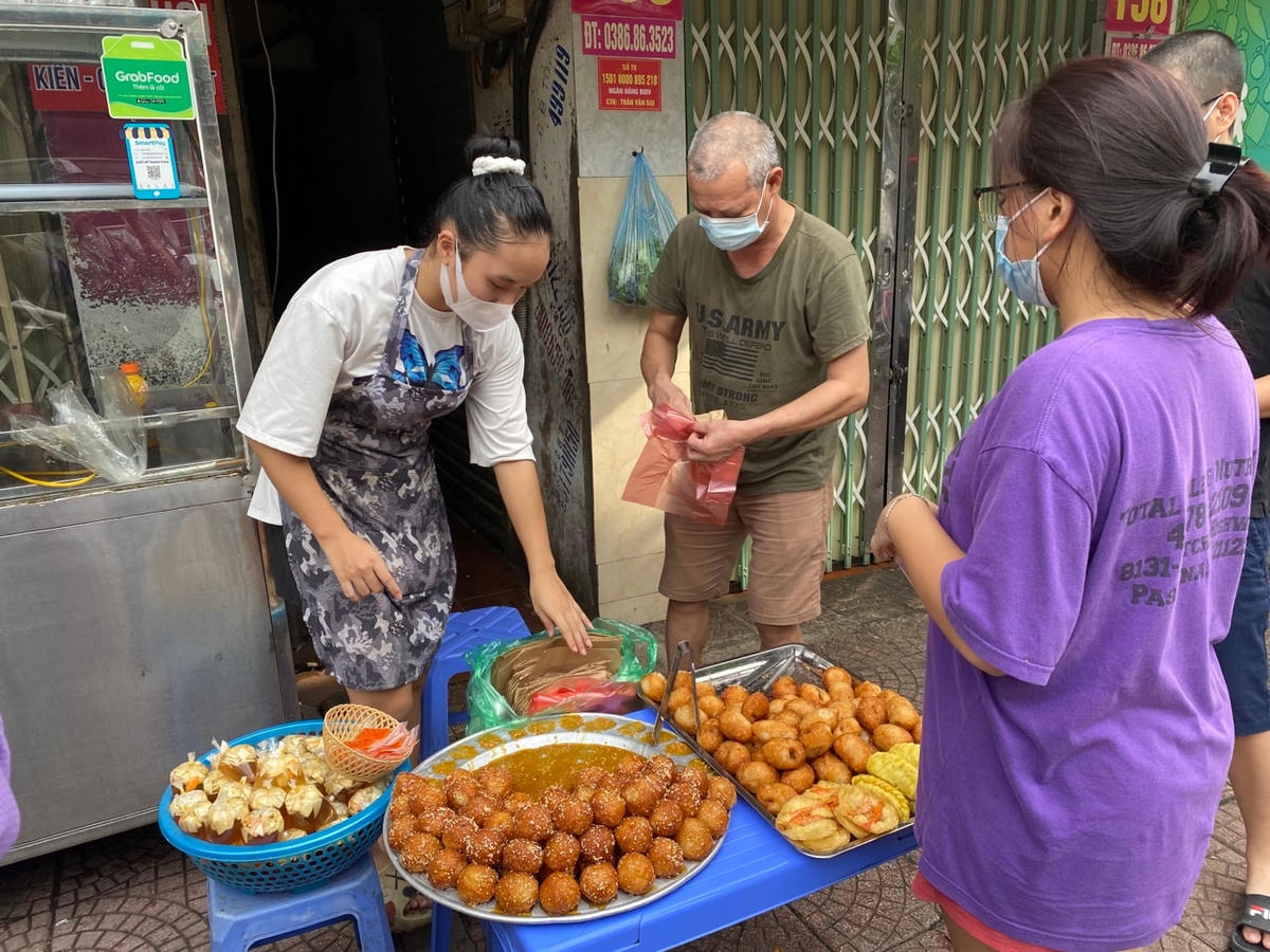 Ông chủ cửa hàng bánh rán này cho biết, ngày thường cửa hàng bán cả ngày nhưng do dịch bệnh, mới mở cửa trở lại nên cửa hàng chỉ phục vụ khách vào buổi chiều. Tuy vậy, lượng khách đến mua hàng vẫn rất đông.