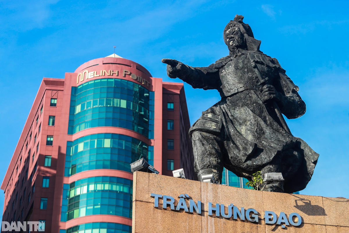 Tượng đài Trần Hưng Đạo hiện nay đã xuống cấp. Ảnh: Hải Long.