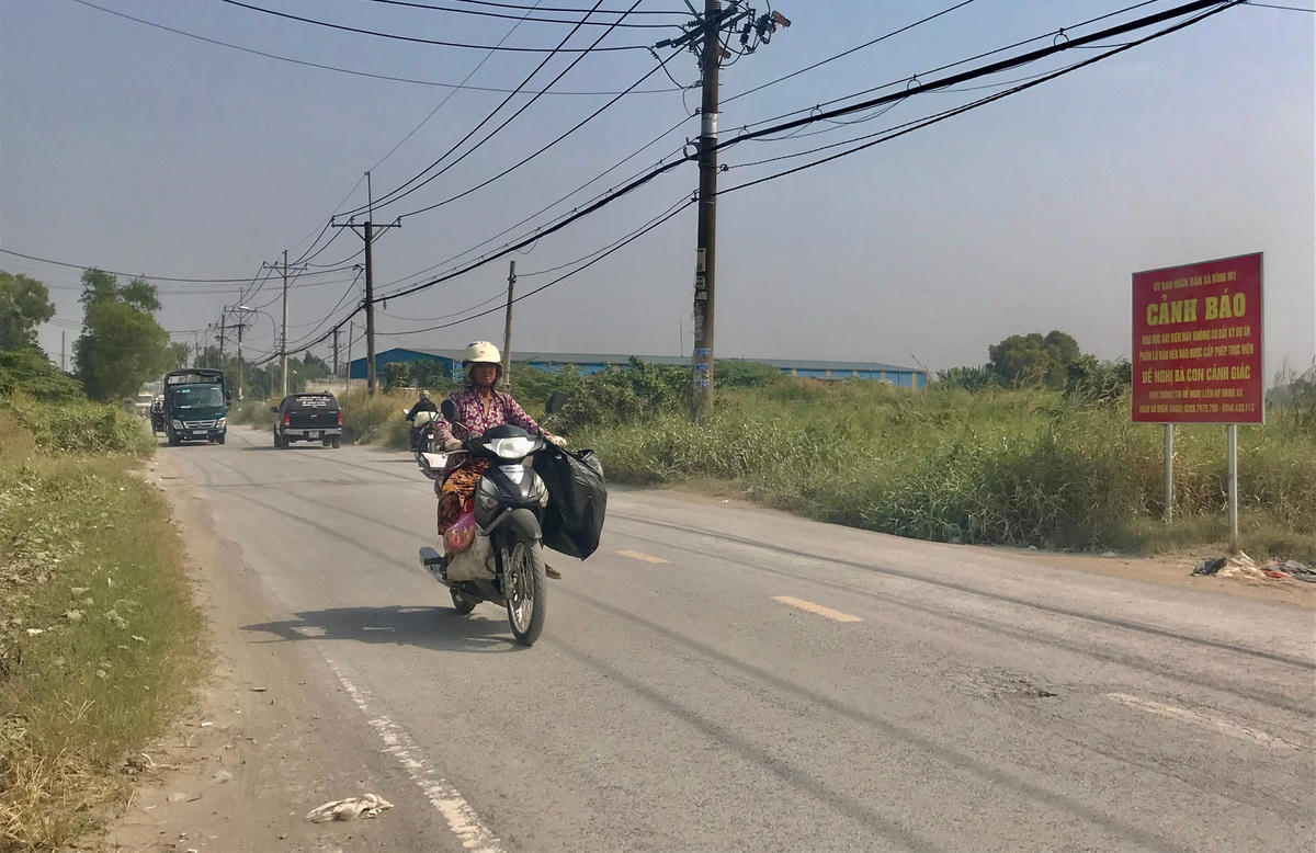 Chính quyền huyện Hóc Môn cảnh báo mua bán đất nền.