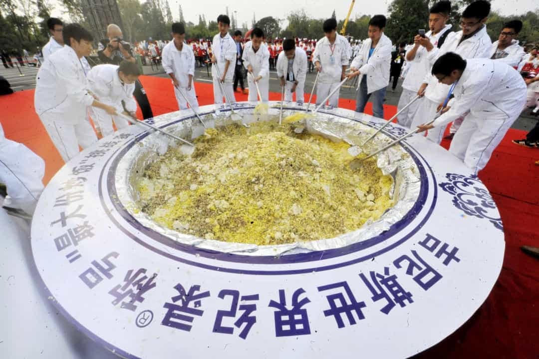Ở Dương Châu, Trung Quốc, tổng cộng 4.192 kg cơm chiên đã được nấu chín và lập kỷ lục Guinness về Bát cơm chiên lớn nhất thế giới.  