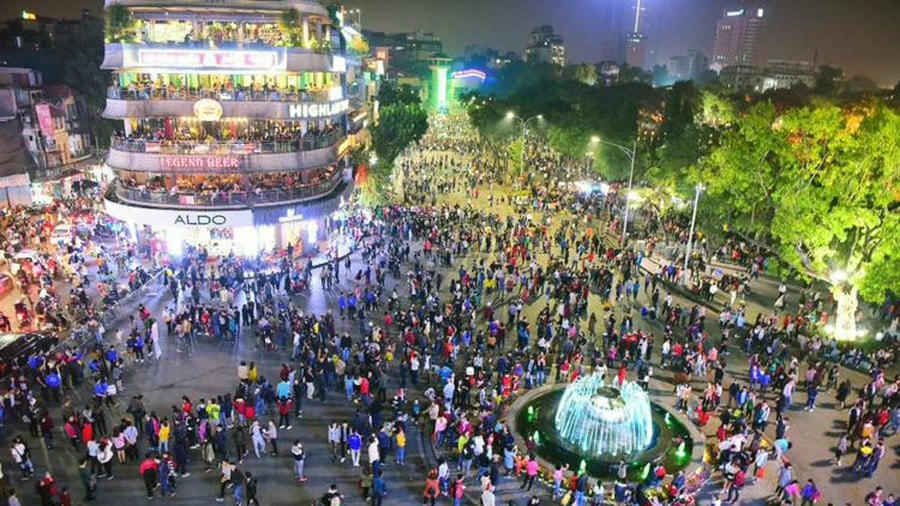 Phố đi bộ hồ Hoàn Kiếm.