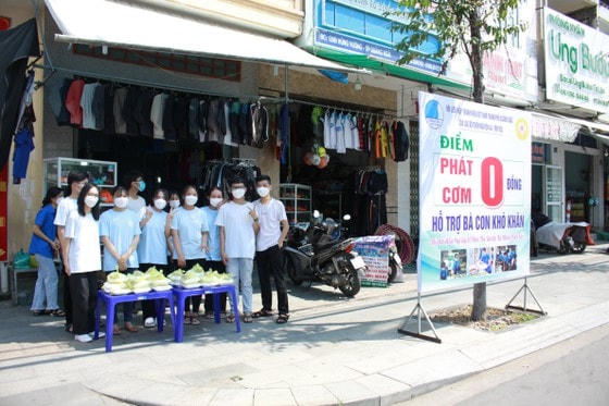 Điểm phát cơm 0 đồng trên đường Hùng Vương, TP Quảng Ngãi của nhóm bạn trẻ CLB 4U-For You. 