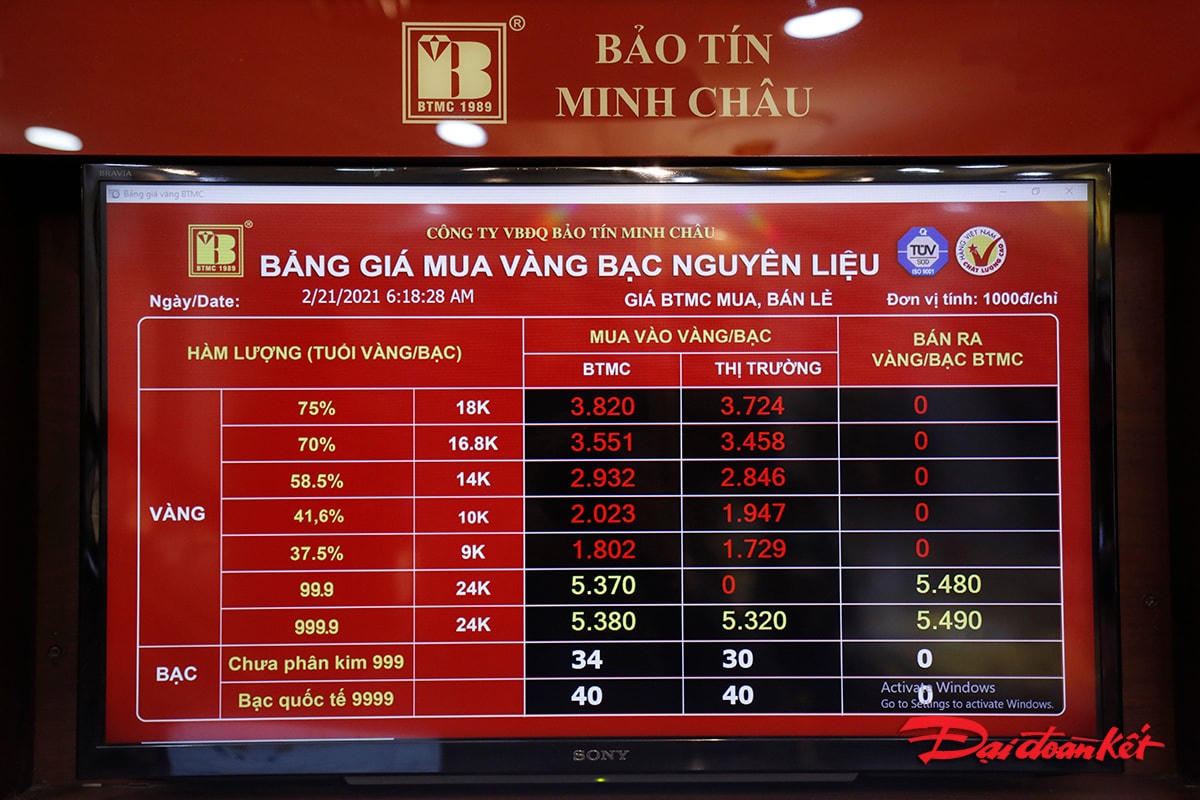 Bảng giá mua vào/ bán ra tại cửa hàng vàng Bảo Tín Minh Châu trong sáng nay.
