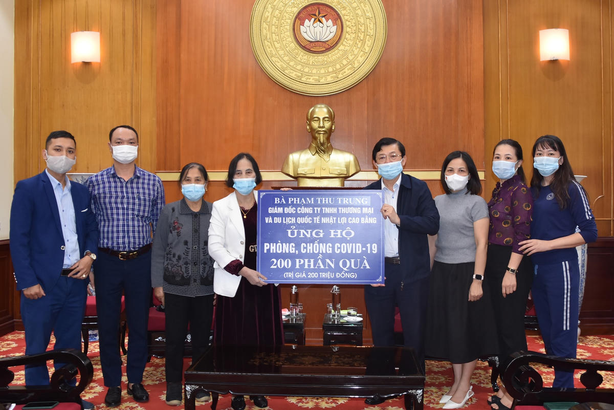 Phó Chủ tịch Nguyễn Hữu Dũng tiếp nhận ủng hộ từ bà Phạm Thu Trung, Giám đốc Công ty TNHH thương mại và du lịch quốc tế Nhật Lợi (Cao Bằng).