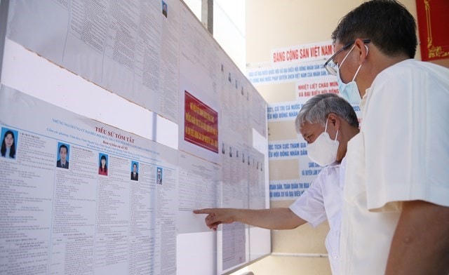 Chủ tịch UBTƯ MTTQ Việt Nam Đỗ Văn Chiến kiểm tra, giám sát niêm yết danh sách đại biểu tại phường Vĩnh Thanh Vân, tỉnh Kiên Giang.