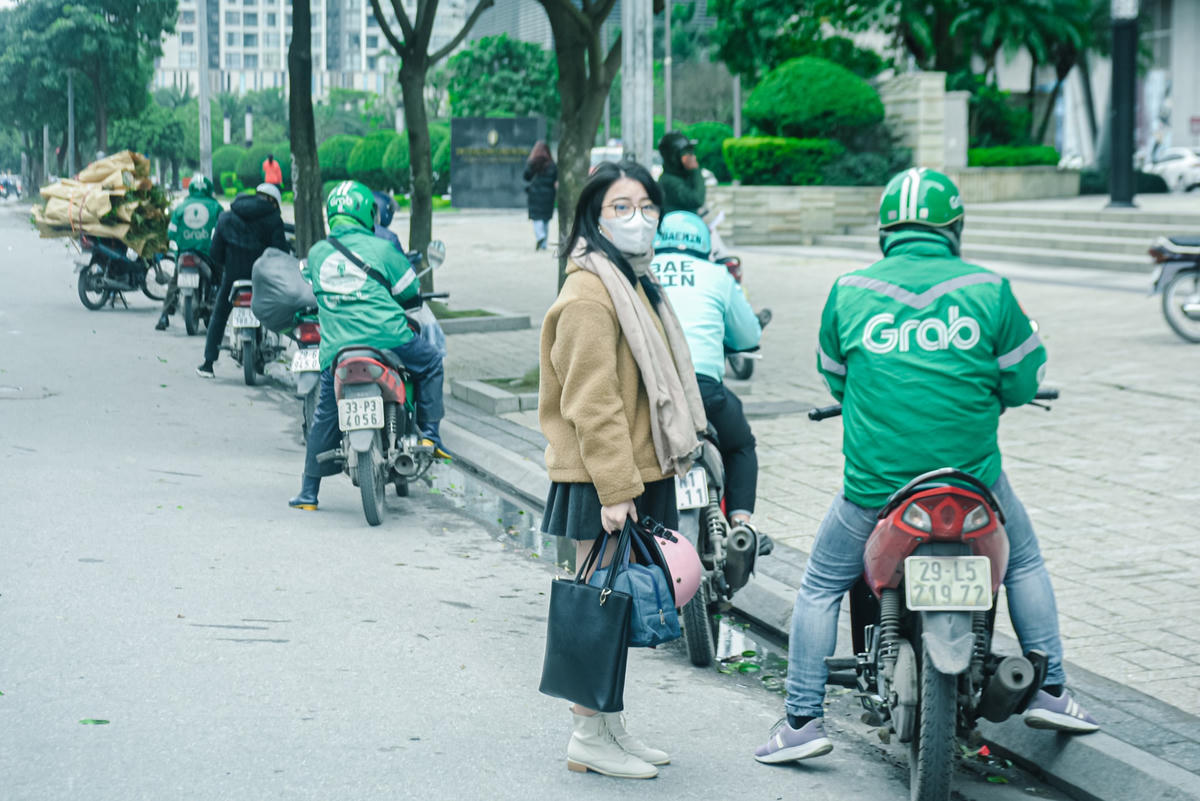Chị Nguyễn Thu Duyên, Cầu Giấy chia sẻ: “Tôi không biết đi xe máy, đang ở trọ cùng bạn bè nên gặp nhiều bất tiện khi có việc phải ra ngoài. Trước đây tôi thường đón xe ôm công nghệ đi chơi, đi công việc. Trước khi xe ôm công nghệ được hoạt động trở lại, tôi phải nhờ bạn bè hoặc người yêu tới đón. Tuy nhiên, không thể nhờ bạn bè qua đón mình mãi được, vì vậy khi thành phố mở cửa ai cũng háo hức ra đường thì nhiều lúc mình phải ở nhà. Nhưng nay tôi rất vui mừng vì xe ôm công nghệ đã được hoạt động trở lại".