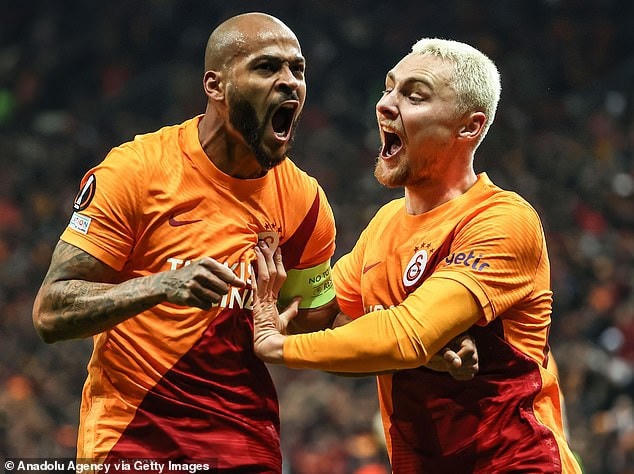 Niềm vui sau khi ghi bàn của Marcao. Galatasaray tiếp tục chơi tấn công ở những phút tiếp theo nhưng họ lại để sơ hở trong phòng ngự.