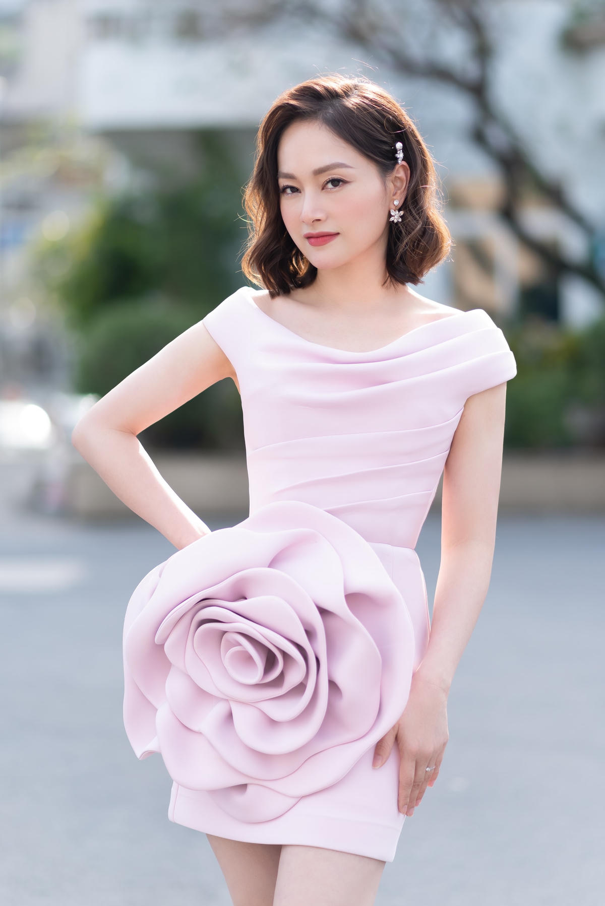 Tạo hình của Vân Khánh khác xa với cuộc sống của Lan Phương. 