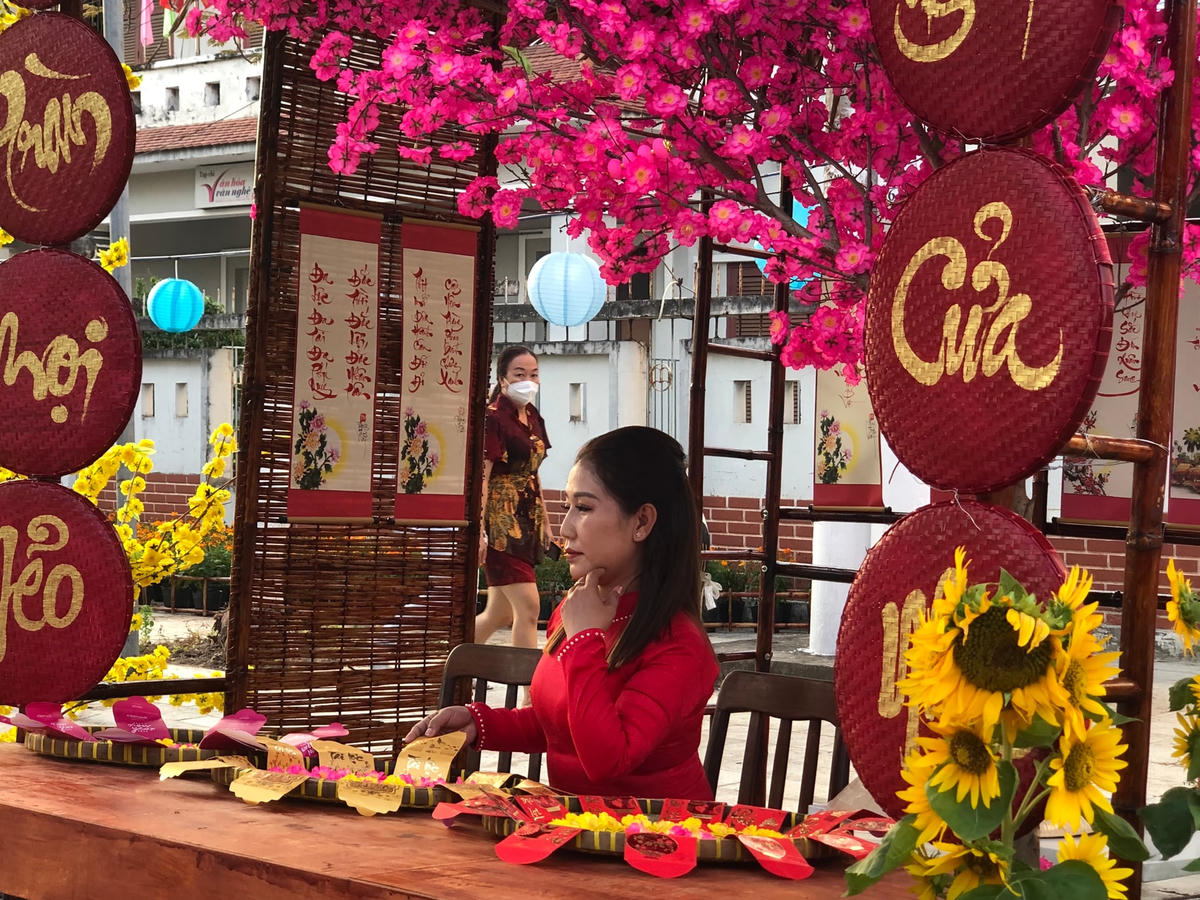 Nhiều người tìm đến đường hoa xuân đầy thơ mộng nằm trên đường 30/4, Phường 3, TP Bạc Liêu (tỉnh Bạc Liêu) để check-in nhằm lưu lại những khoảng khắc đẹp nhất nhân dịp năm mới.
