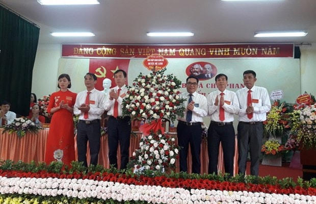 Ông Đỗ Đình Hồng, Thành ủy viên, Bí thư Huyện ủy tặng hoa chúc mừng Đại hội đại biểu Đảng bộ xã Chu Phan nhiệm kỳ 2020-2025. (Nguồn: melinh.hanoi.gov.vn).