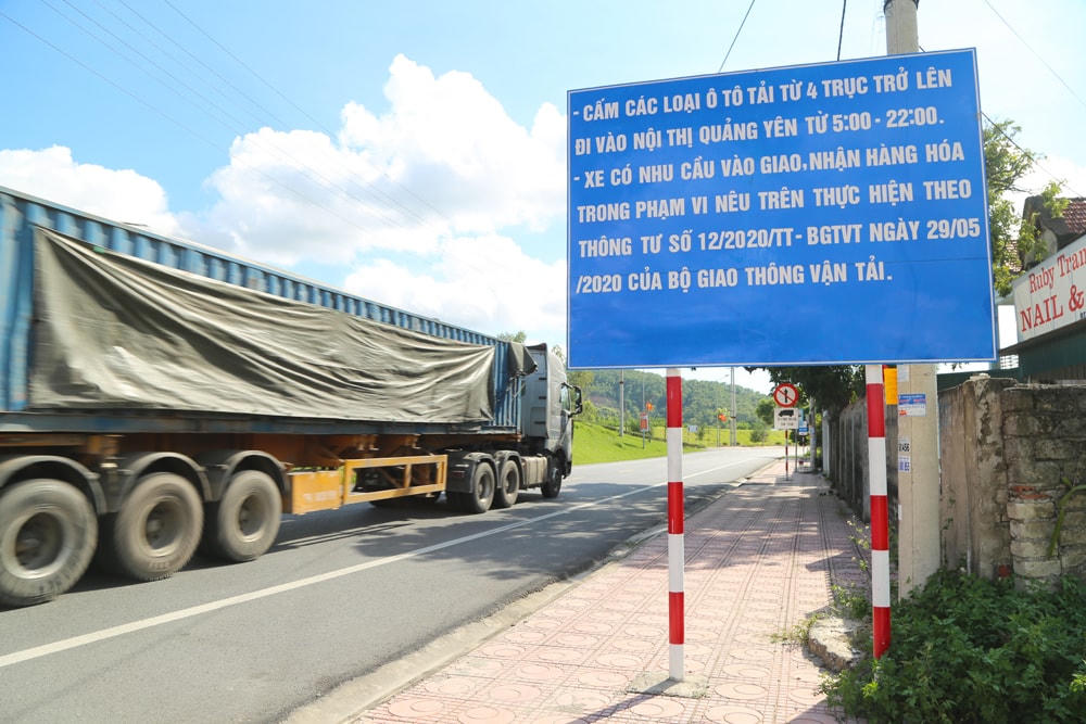 Biển thông báo và biển cấm xe từ 4 trục trở lên tại Km9, TX Quảng Yên có hiệu lực từ 0h ngày 30/0/2020.
