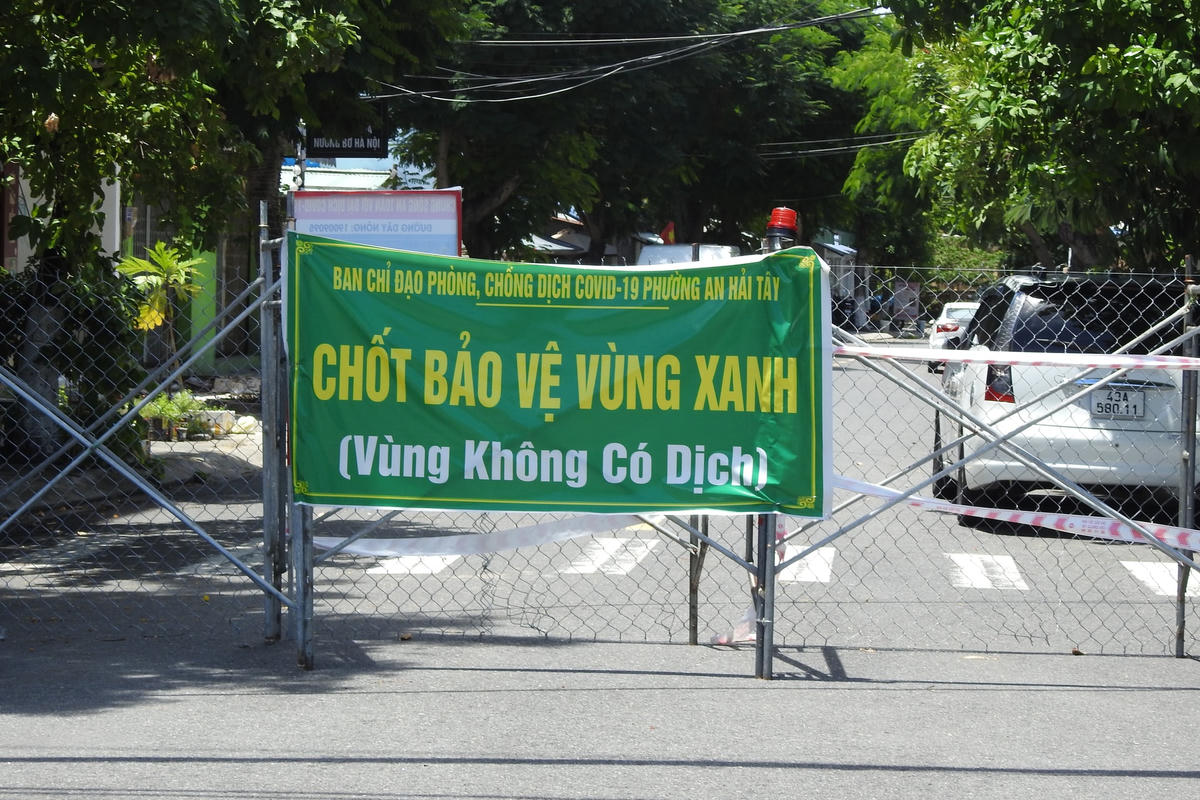 Rào chắn bằng lưới sắt B40 kiên cố tại tất cả các cửa ngõ 'vùng xanh' phường An Hải Tây, quận Sơn Trà. Ảnh: Thanh Tùng.