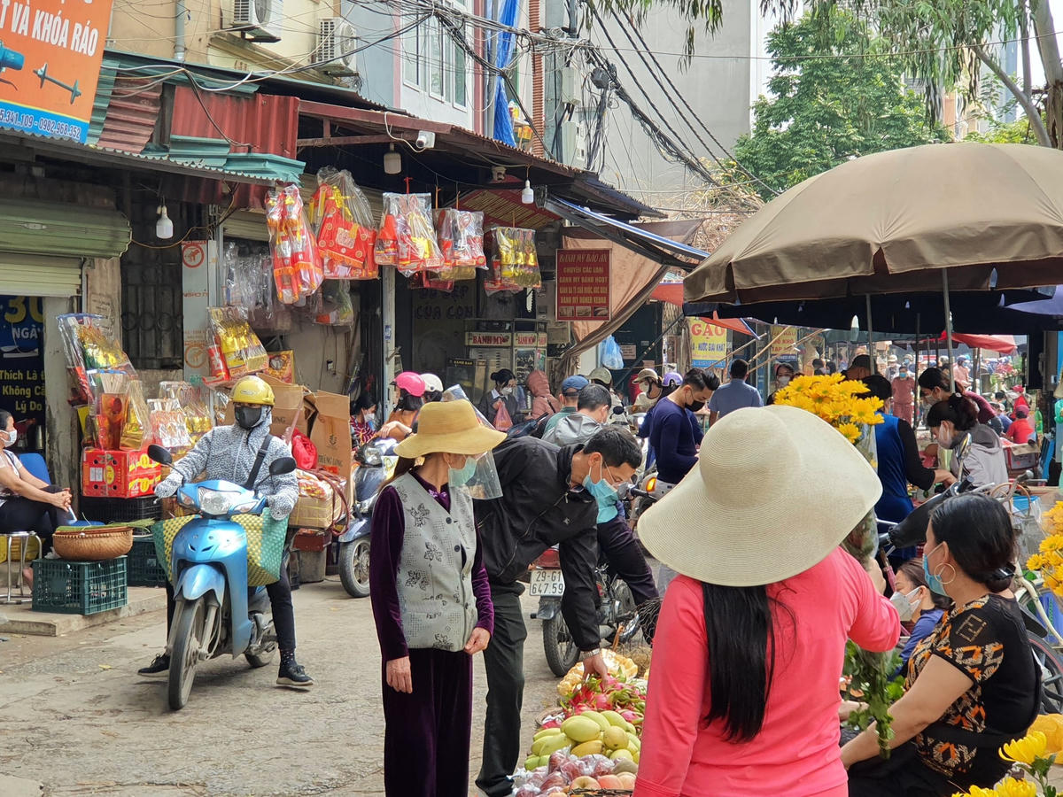 Tại chợ Dịch Vọng, không khí tấp nập cũng diễn ra tương tự. Năm nay dù tình hình dịch bệnh vẫn diễn biến phức tạp, tuy nhiên người dân vẫn không quên sắm sửa chu đáo cho lễ cúng ông Công ông Táo.