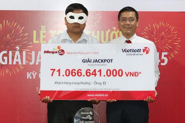 Anh Dũng đeo mặt nạ đến nhận giải thưởng.