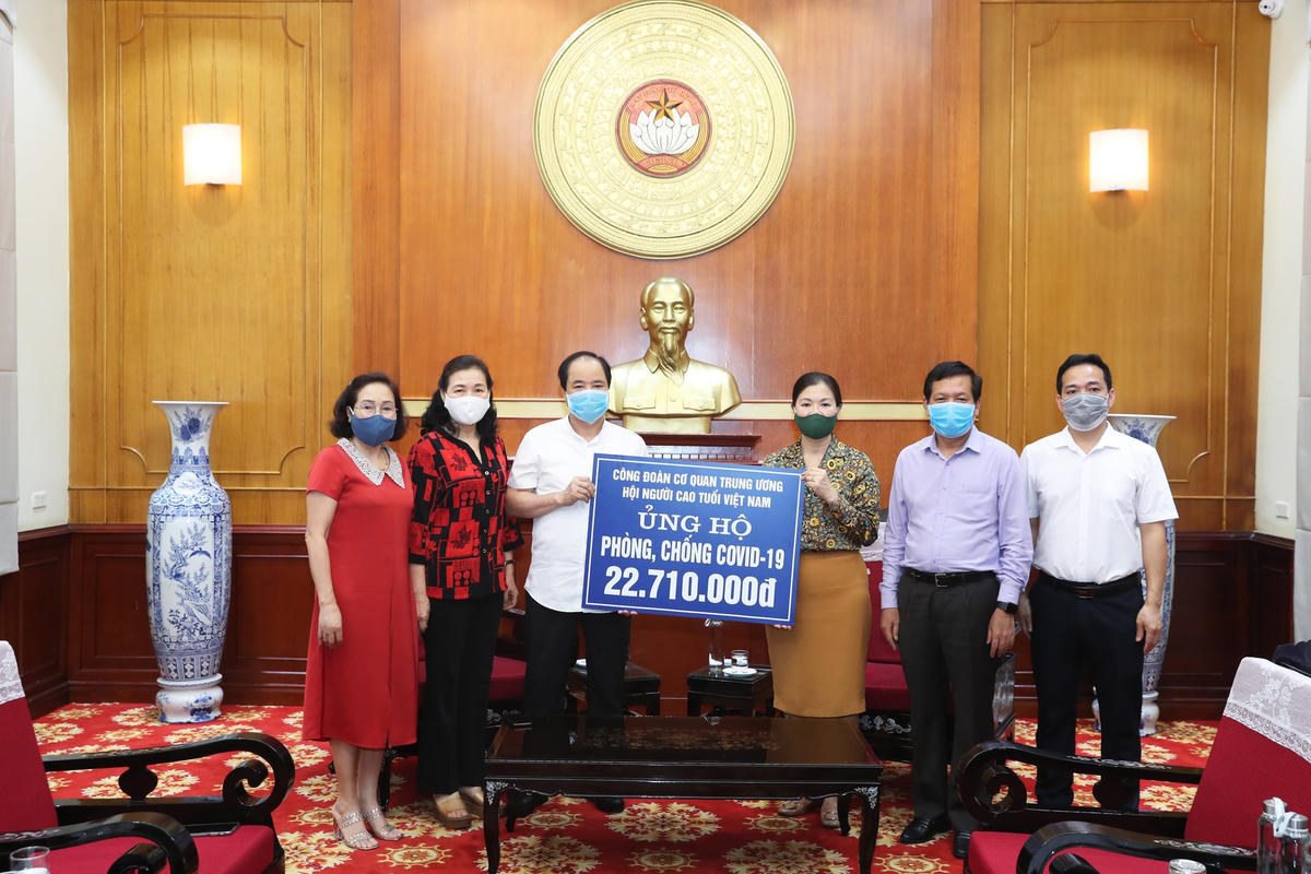 Phó Chủ tịch UBTƯ MTTQ Việt Nam Trương Thị Ngọc Ánh tiếp nhận ủng hộ phòng, chống dịch từ công đoàn cơ quan Trung ương Hội Người cao tuổi Việt Nam.