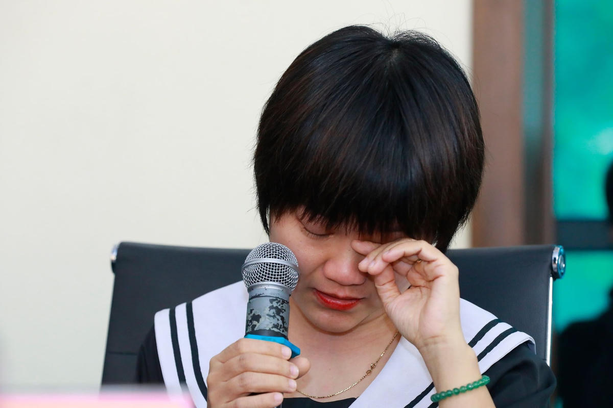 Chị Thiên Thiên không cầm được nước mắt khi chia sẻ về quá trình 2 vợ chồng chị chiến đấu với căn bệnh ung thư máu. Ảnh: Quang Vinh.