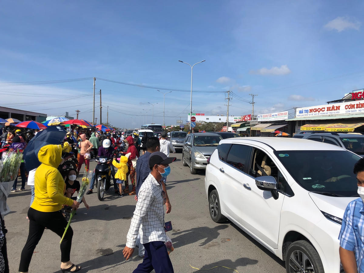 Dù đã hơn 12h trưa ngày mùng 4 Tết nhưng rất nhiều xe ô tô, gắn máy đổ về khu vực Quán âm Phật Đài.
