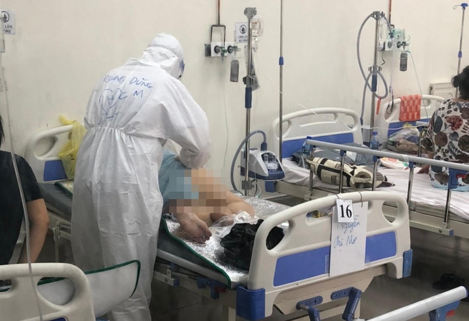 Điều dưỡng Dũng đang chăm sóc bệnh nhân Covid-19 tại phòng hồi sức cấp cứu.