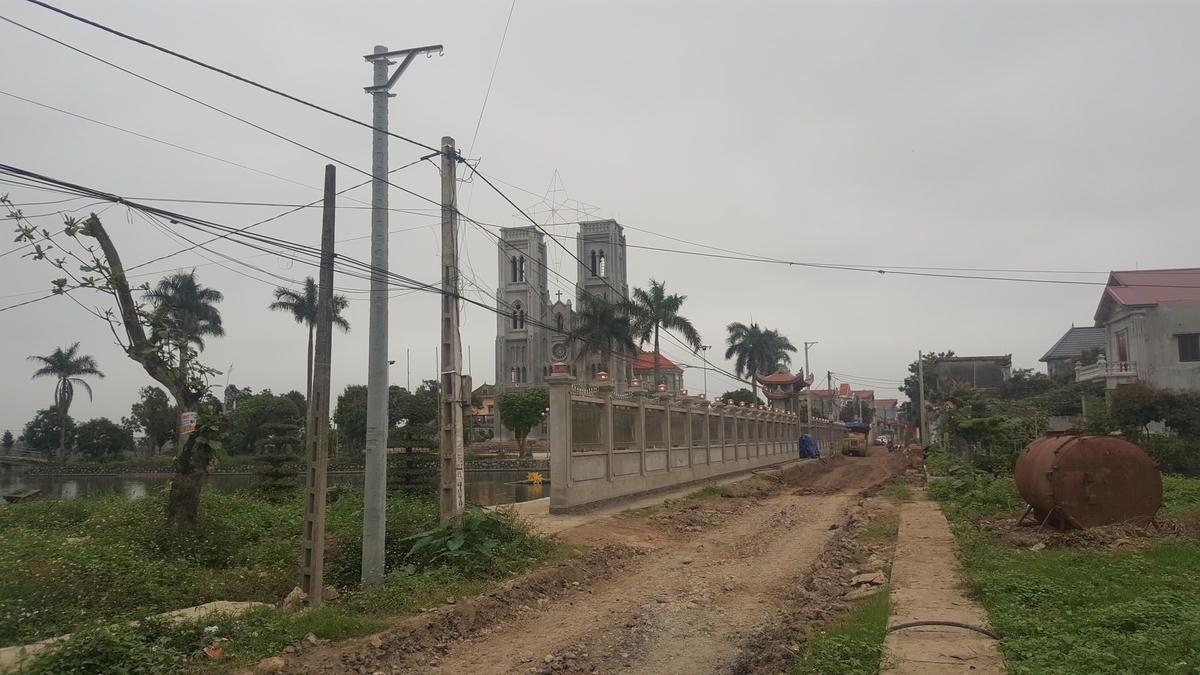 Thời gian qua, chính quyền địa phương triển khai dự mở rộng, nâng cấp tuyến đường liên xã, chạy qua địa bàn các xã Tam Thanh (Vụ Bản)-Yên Lương (Ý Yên) theo phương châm xây dựng nông thôn mới, nghĩa là nhà nước đầu tư kinh phi làm đường, người dân tự nguyện giải phóng mặt bằng, hiến góp đất mở rộng đường.  