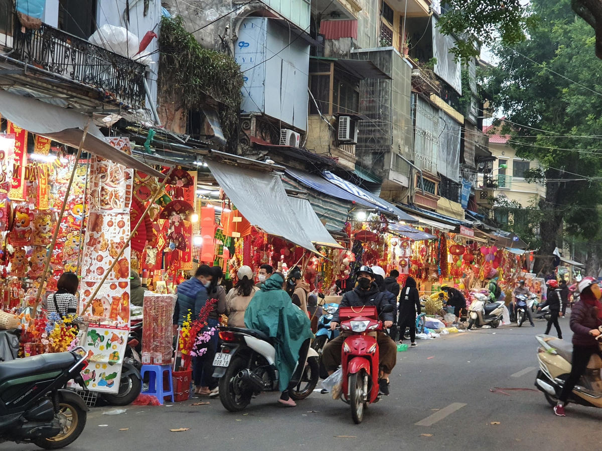 Chuyên gia khuyến cáo, dù đã được tiêm vaccine nhưng người dân không nên chủ quan, lơ là phòng chống dịch.