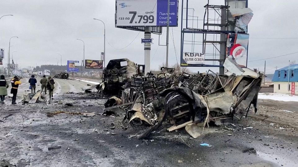 Những phương tiện hỏng nằm trên con đường tại thành phố Bucha, Ukraine. Ảnh: Reuters.