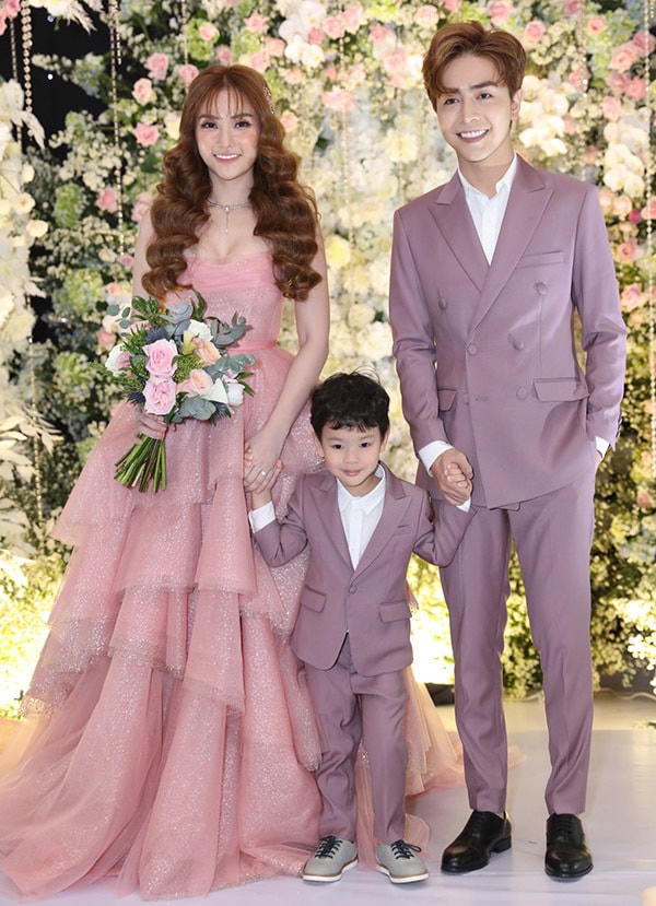 Kin Nguyễn thân mật cùng Thu Thủy chăm sóc con trai riêng.