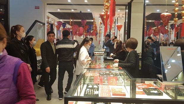 Giao dịch vàng tại doanh nghiệp. (Ảnh: PV/Vietnam+).