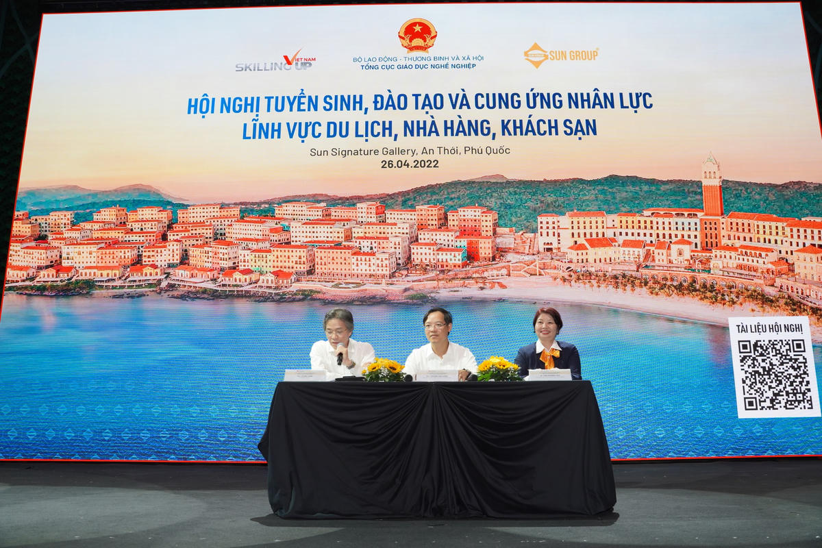 Các đại biểu gặp nhau bàn giải pháp thúc đẩy tuyển sinh, đào tạo cung ứng nhân lực lĩnh vực du lịch, nhà hàng, khách sạn.