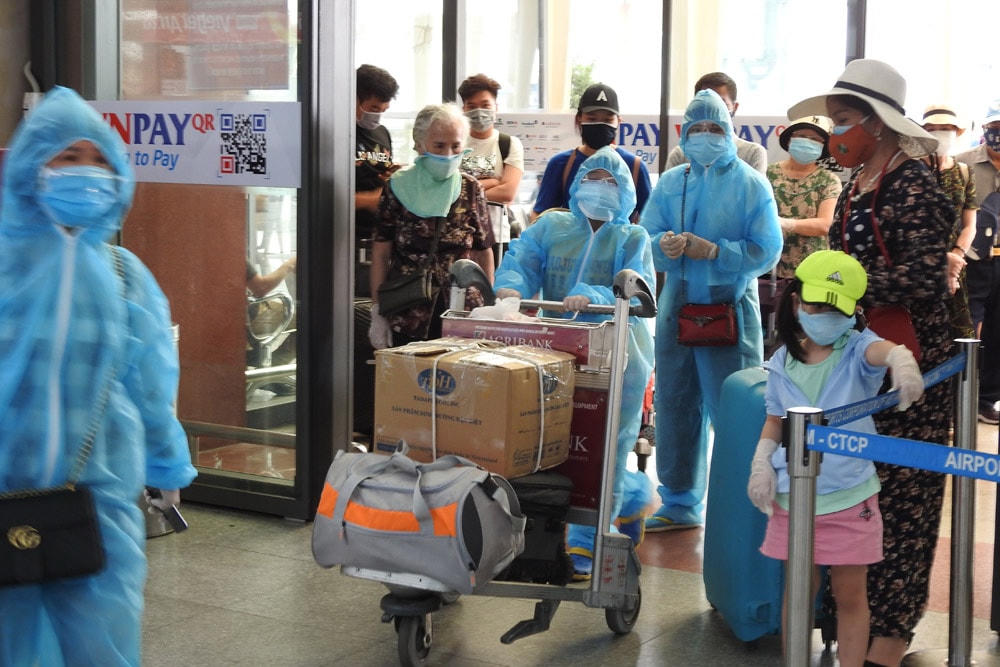 Du khách rời Đà Nẵng trong trang phục phòng, chống dịch. Ảnh: Bình Nguyên.