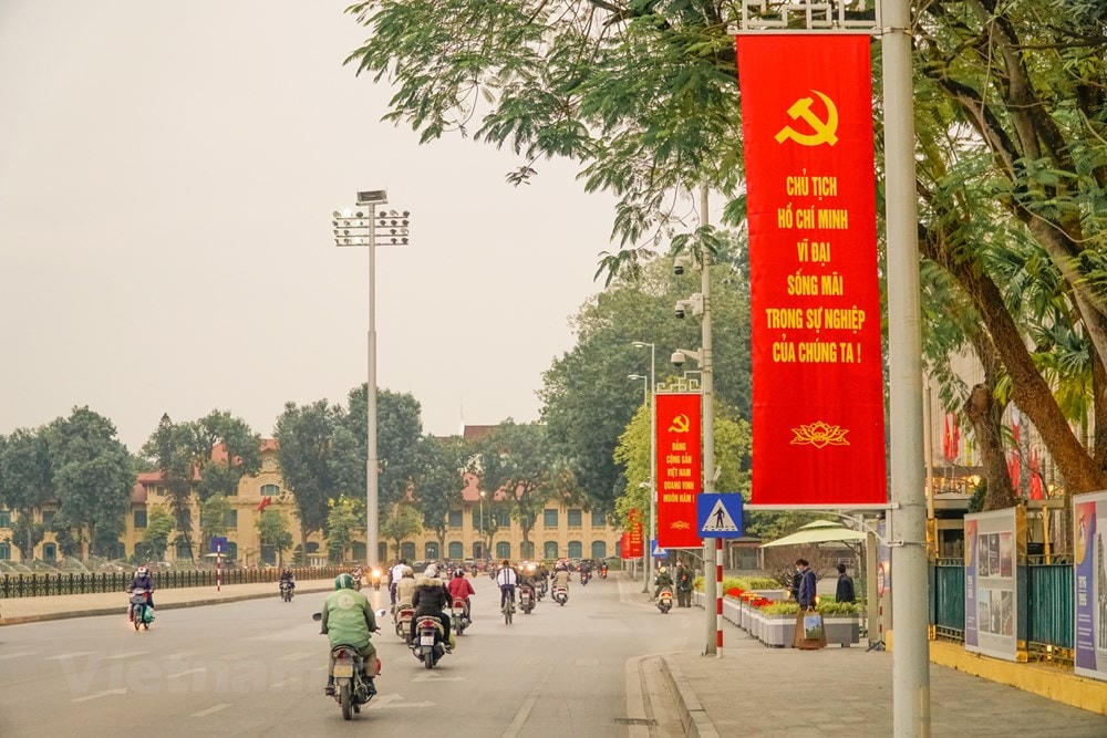Về việc treo băng rôn dọc, Sở Văn hóa và Thể thao Hà Nội đã hoàn thành treo 400 chiếc tại các tuyến phố xung quanh khu vực Ba Đình, đường Hùng Vương, Độc Lập, Chu Văn An, Lê Hồng Phong. (Ảnh: Minh Hiếu/Vietnam+).