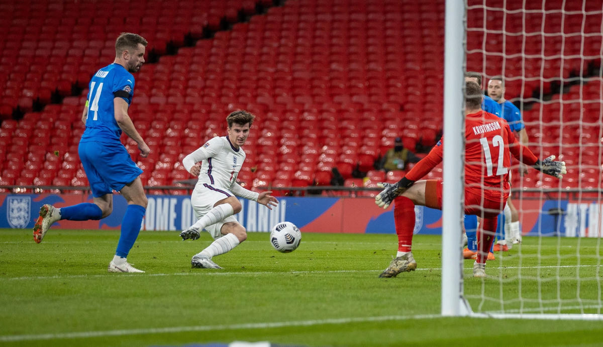 Mount nâng tỉ số lên 2-0 cho tuyển Anh trước Iceland.