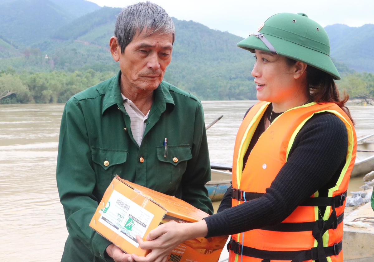 Phó Chủ tịch Ủy ban MTTQ Việt Nam thị xã Ba Đồn động viên người dân vượt qua thiên tai để vươn lên.