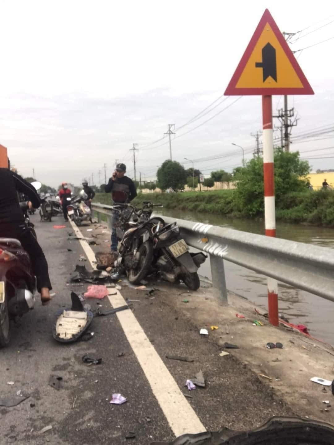 Những chiếc xe máy bị đâm dúm dó.