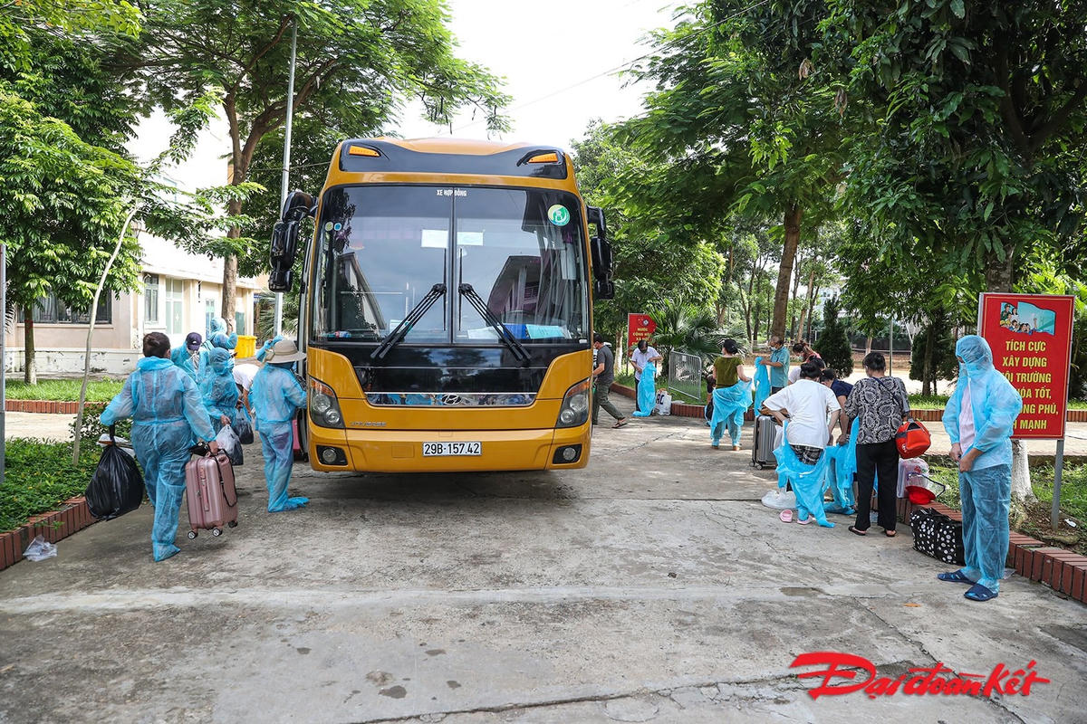 [ẢNH] Hà Nội: 90 công dân hết thời gian cách ly tập trung được trở về nhà