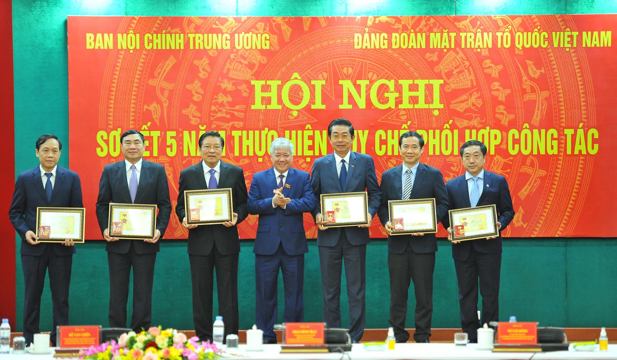Bí thư Trung ương Đảng, Bí thư Đảng đoàn, Chủ tịch UBTƯ MTTQ Việt Nam trao Kỷ niệm chương “Vì sự nghiệp Đại đoàn kết toàn dân tộc” cho 7 cá nhân thuộc Ban Nội chính Trung ương.