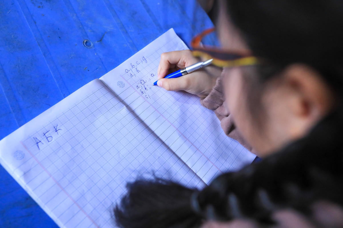 Những đứa trẻ nhà chị Vân bắt đầu tranh thủ học tiếng Việt.