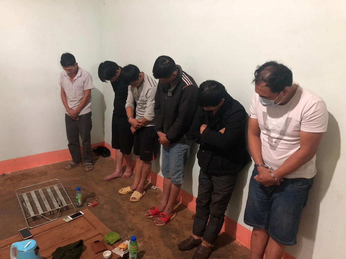Các đối tượng trộm chó bị cơ quan Công an bắt giữ.