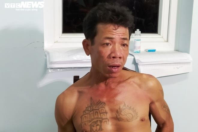 Trần Ngọc Dũng bị khống chế đưa về công an phường. Ảnh Công an cung cấp.