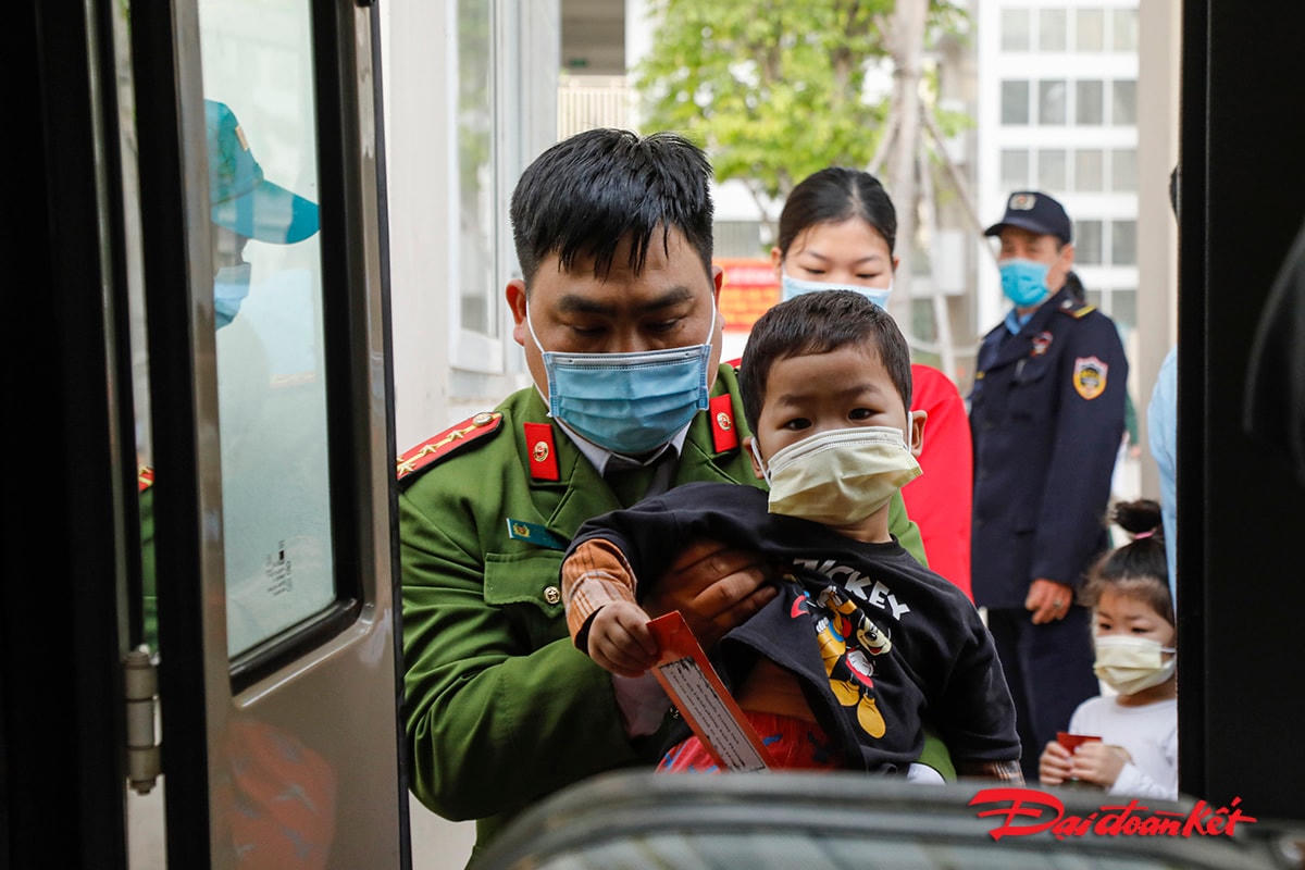 Một số cháu bé là con của giáo viên trường Xuân Phương cũng phải cách ly theo mẹ.
