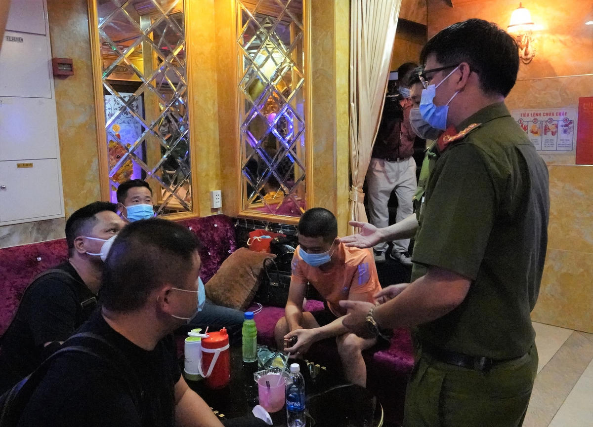TP HCM: Rút giấy phép kinh doanh nhà hàng cho thực khách hát karaoke
